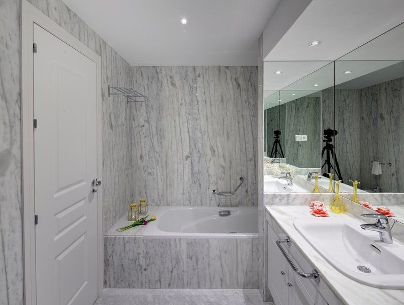 Fisrt Line Beach Apartment in Playas del Duque