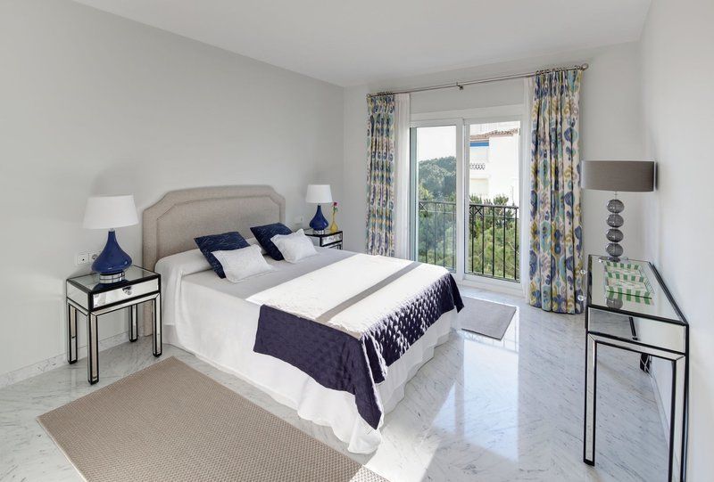 Fisrt Line Beach Apartment in Playas del Duque