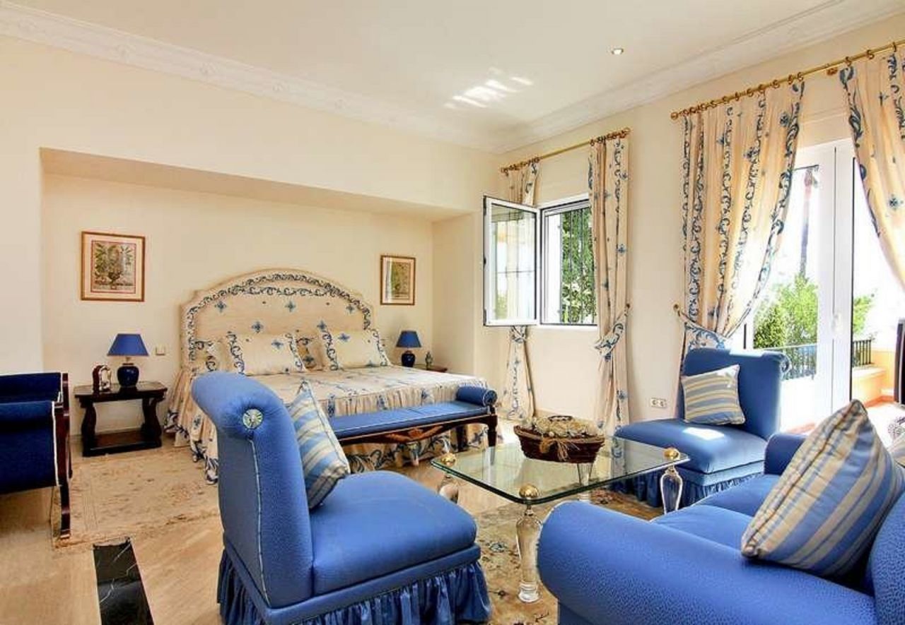 Villa in El Paraiso with panoramic sea views