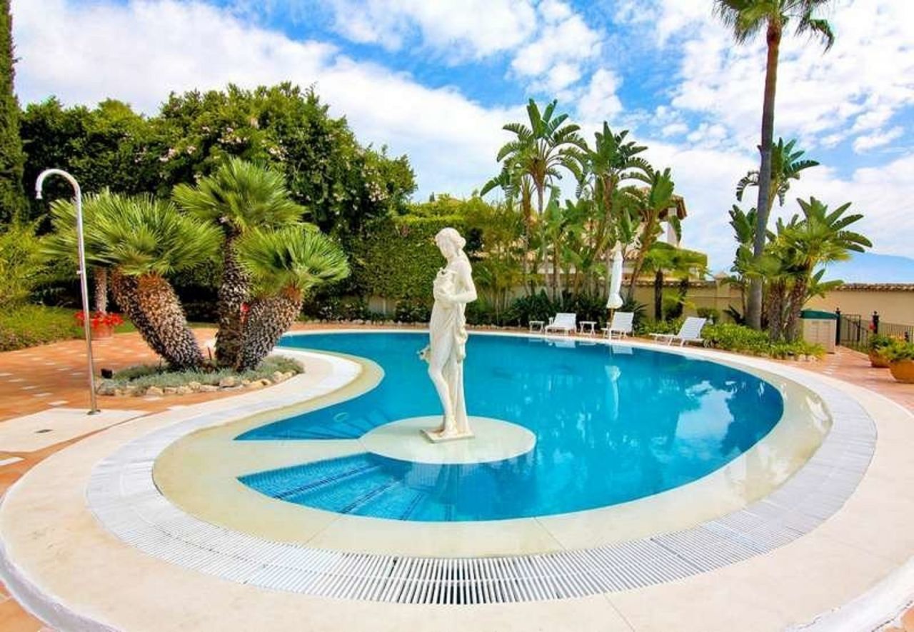 Villa in El Paraiso with panoramic sea views