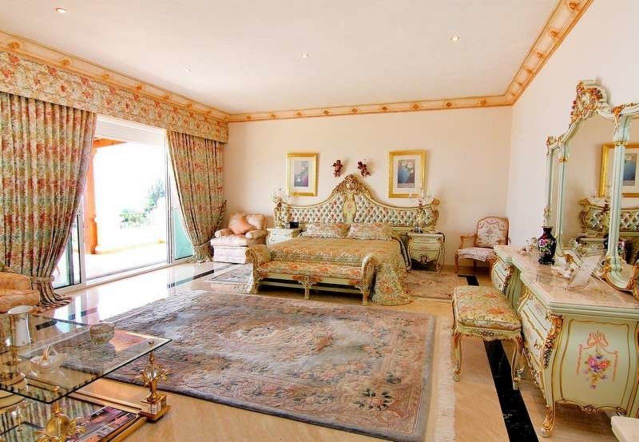 Villa in El Paraiso with panoramic sea views