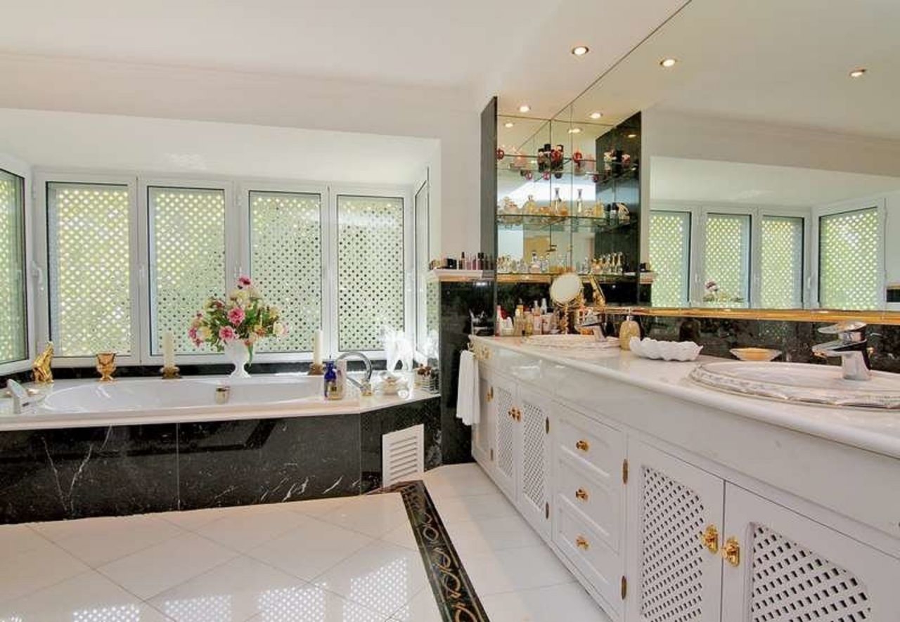 Villa in El Paraiso with panoramic sea views