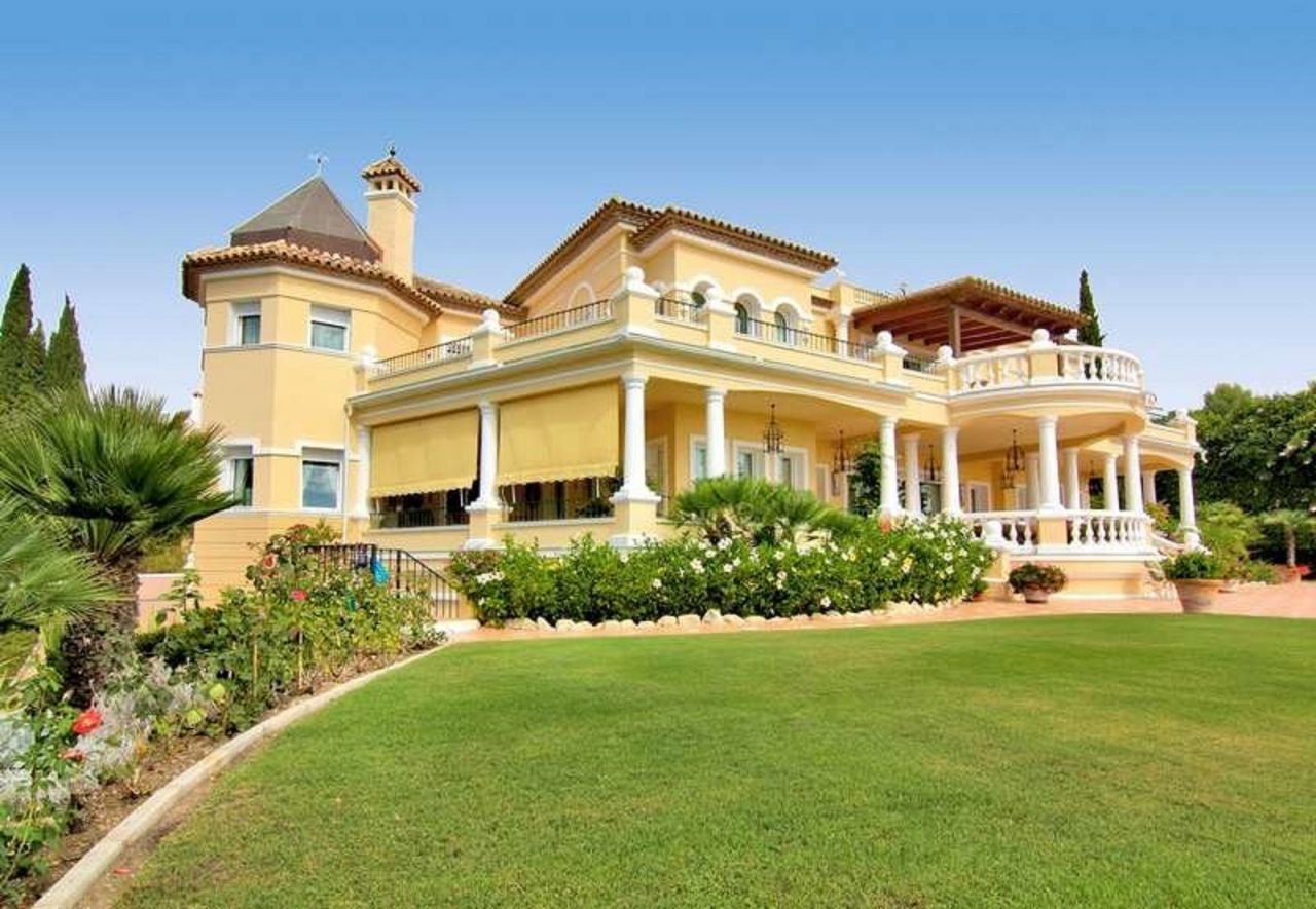 Villa in El Paraiso with panoramic sea views