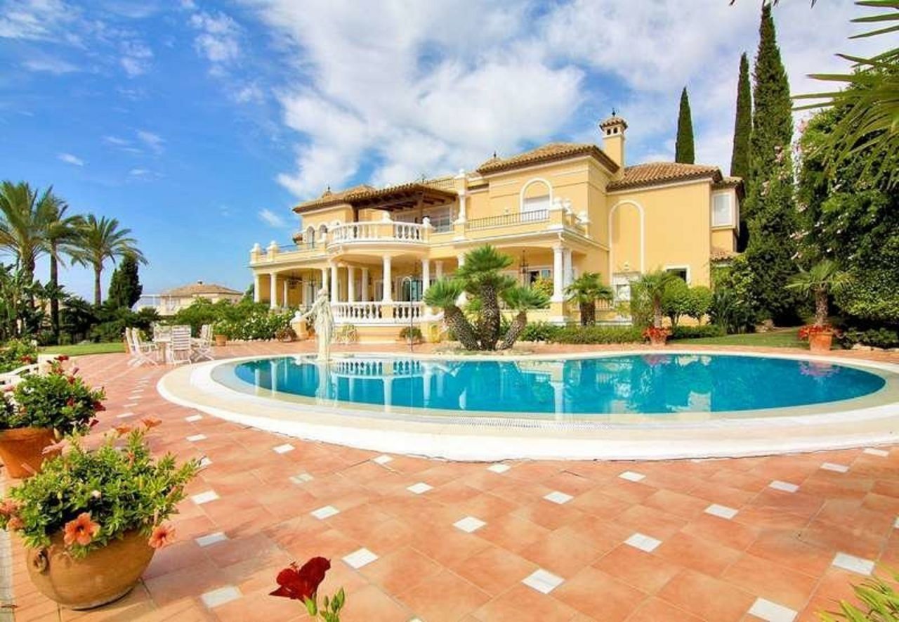 Villa in El Paraiso with panoramic sea views