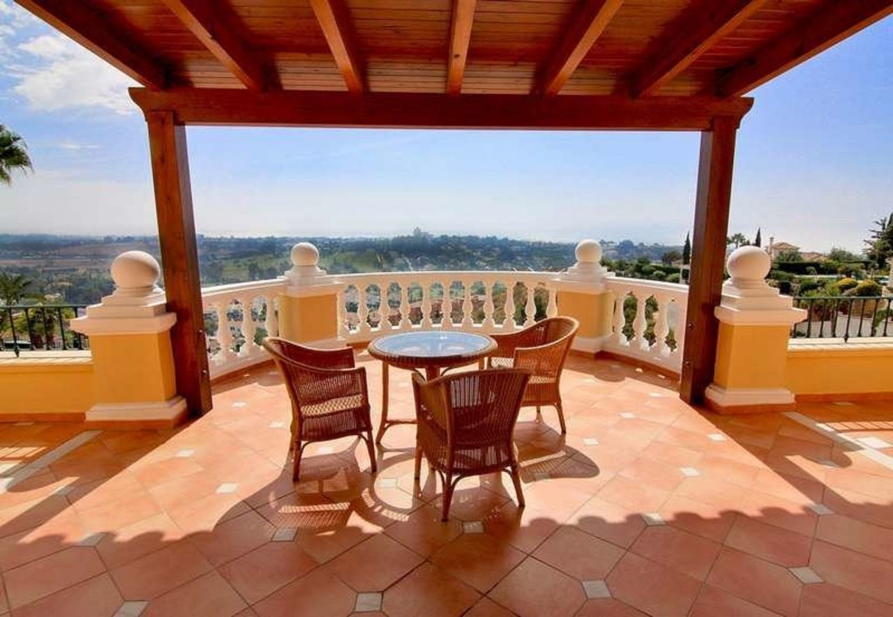 Villa in El Paraiso with panoramic sea views