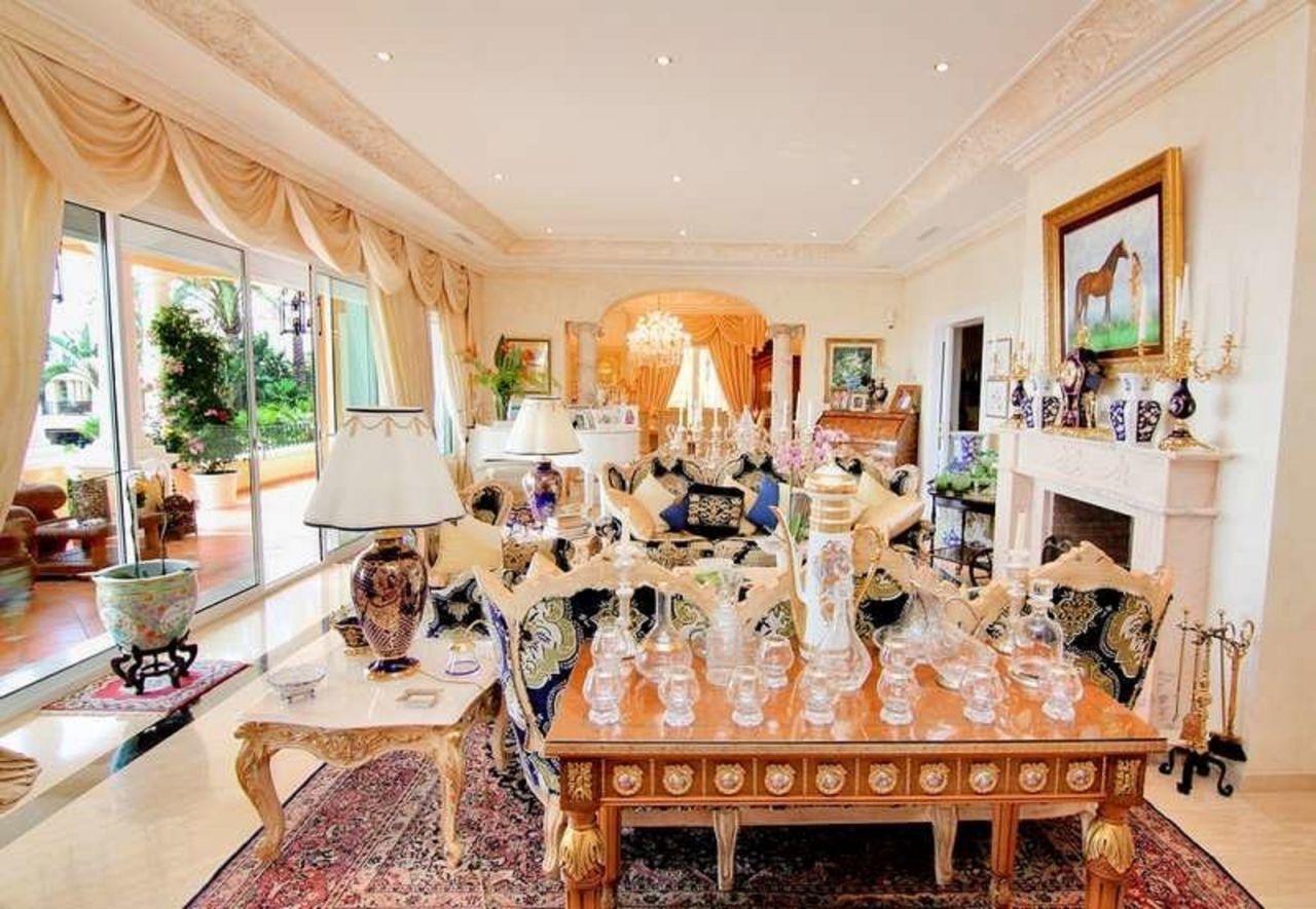 Villa in El Paraiso with panoramic sea views