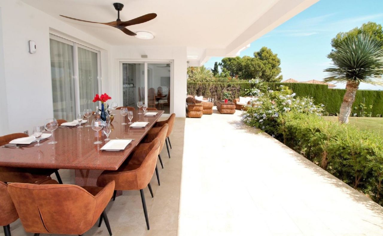 Dream villa with breath-taking views in El Paraiso