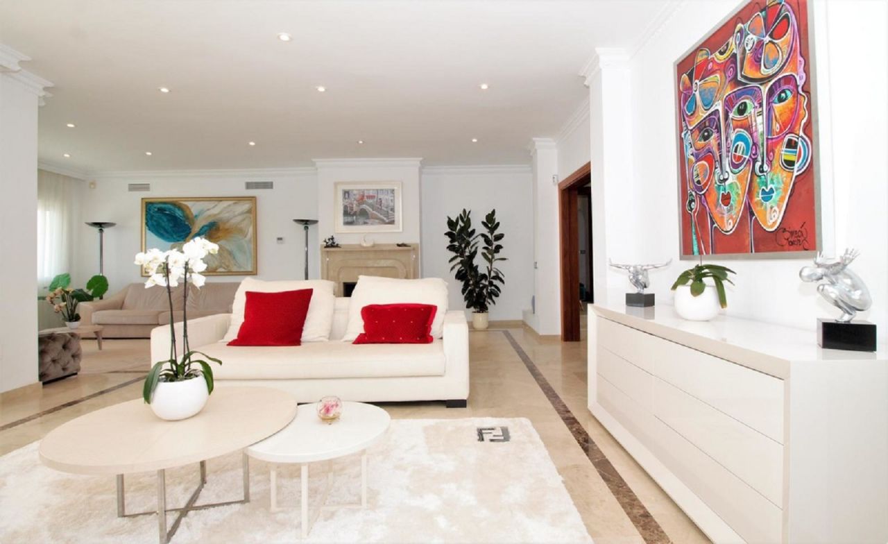 Dream villa with breath-taking views in El Paraiso