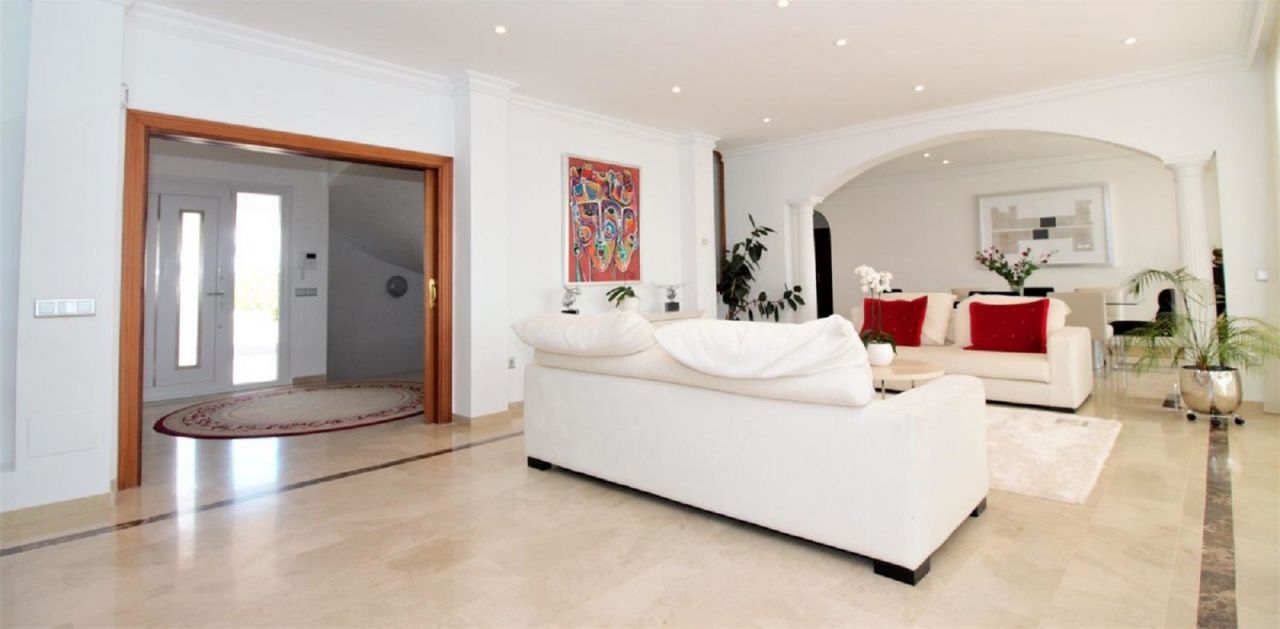 Dream villa with breath-taking views in El Paraiso