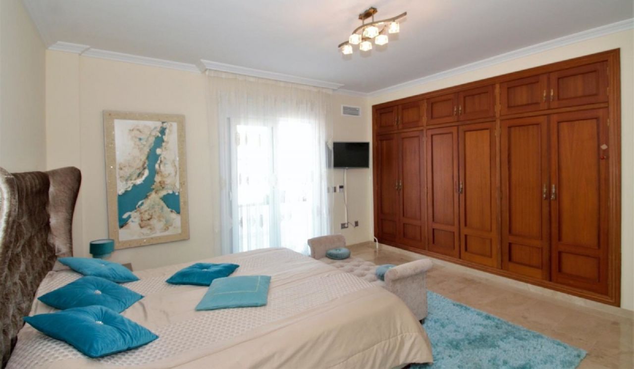 Dream villa with breath-taking views in El Paraiso