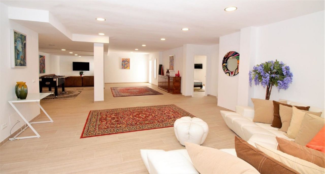 Dream villa with breath-taking views in El Paraiso