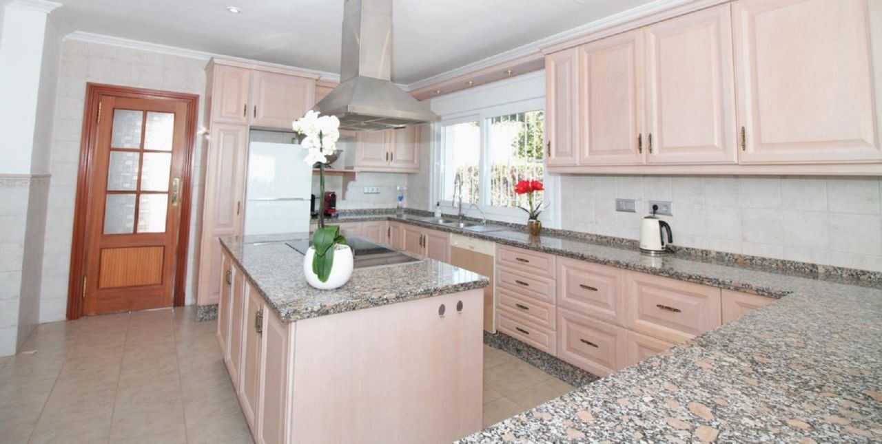 Dream villa with breath-taking views in El Paraiso