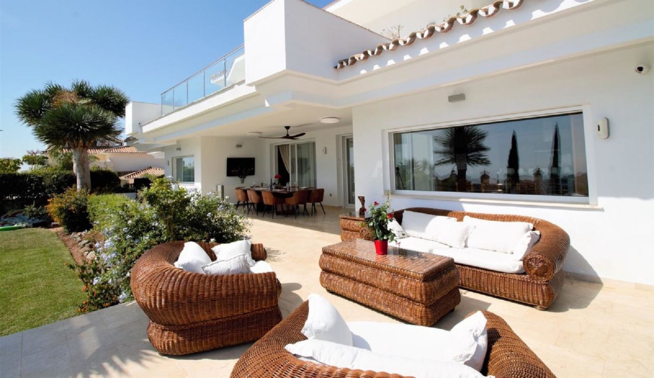 Dream villa with breath-taking views in El Paraiso