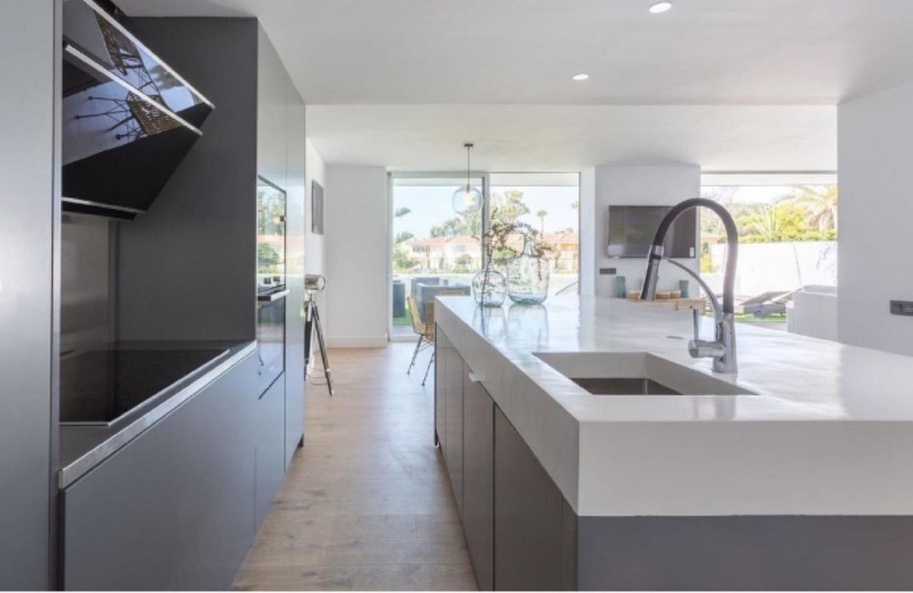 Elegant Beachfront Groundfloor apartment in Guadalmina Baja