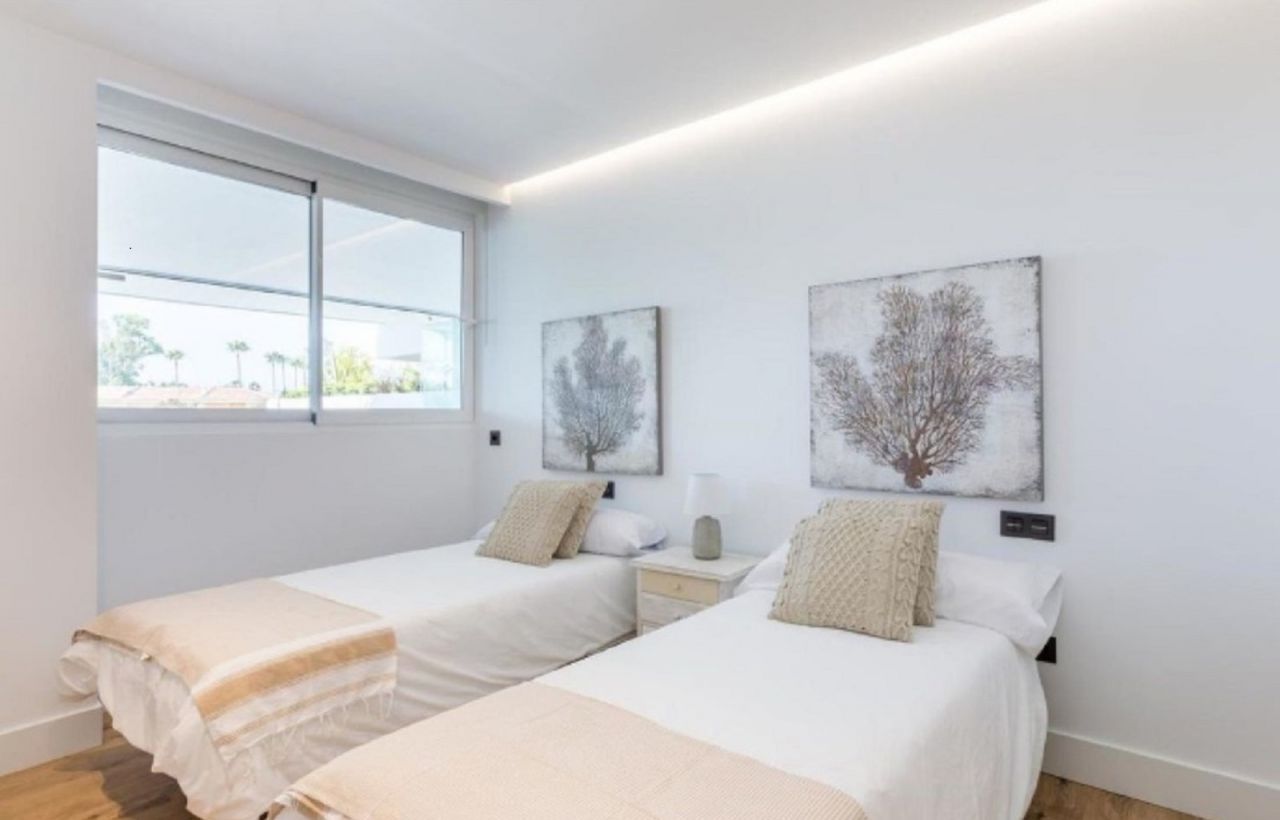 Elegant Beachfront Groundfloor apartment in Guadalmina Baja