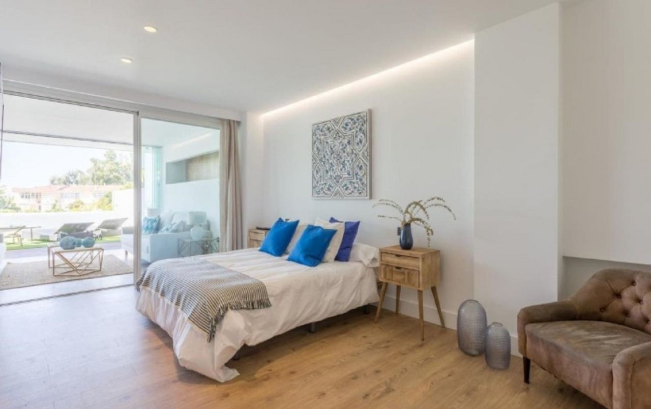 Elegant Beachfront Groundfloor apartment in Guadalmina Baja