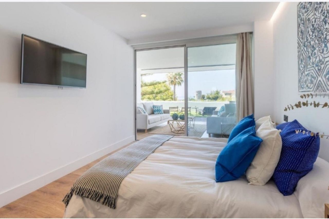 Elegant Beachfront Groundfloor apartment in Guadalmina Baja