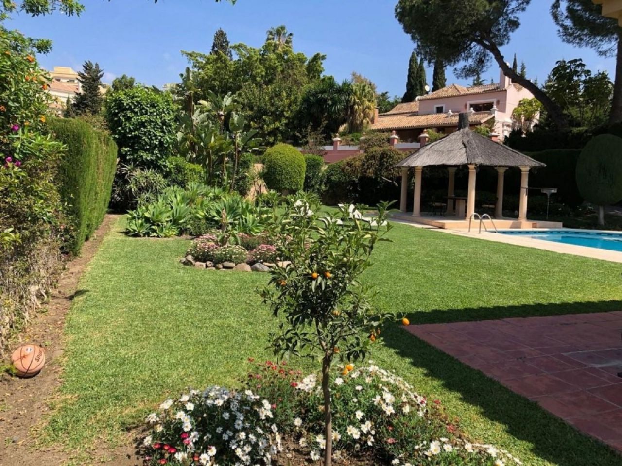 Spectacular villa in Aloha close to the golf course