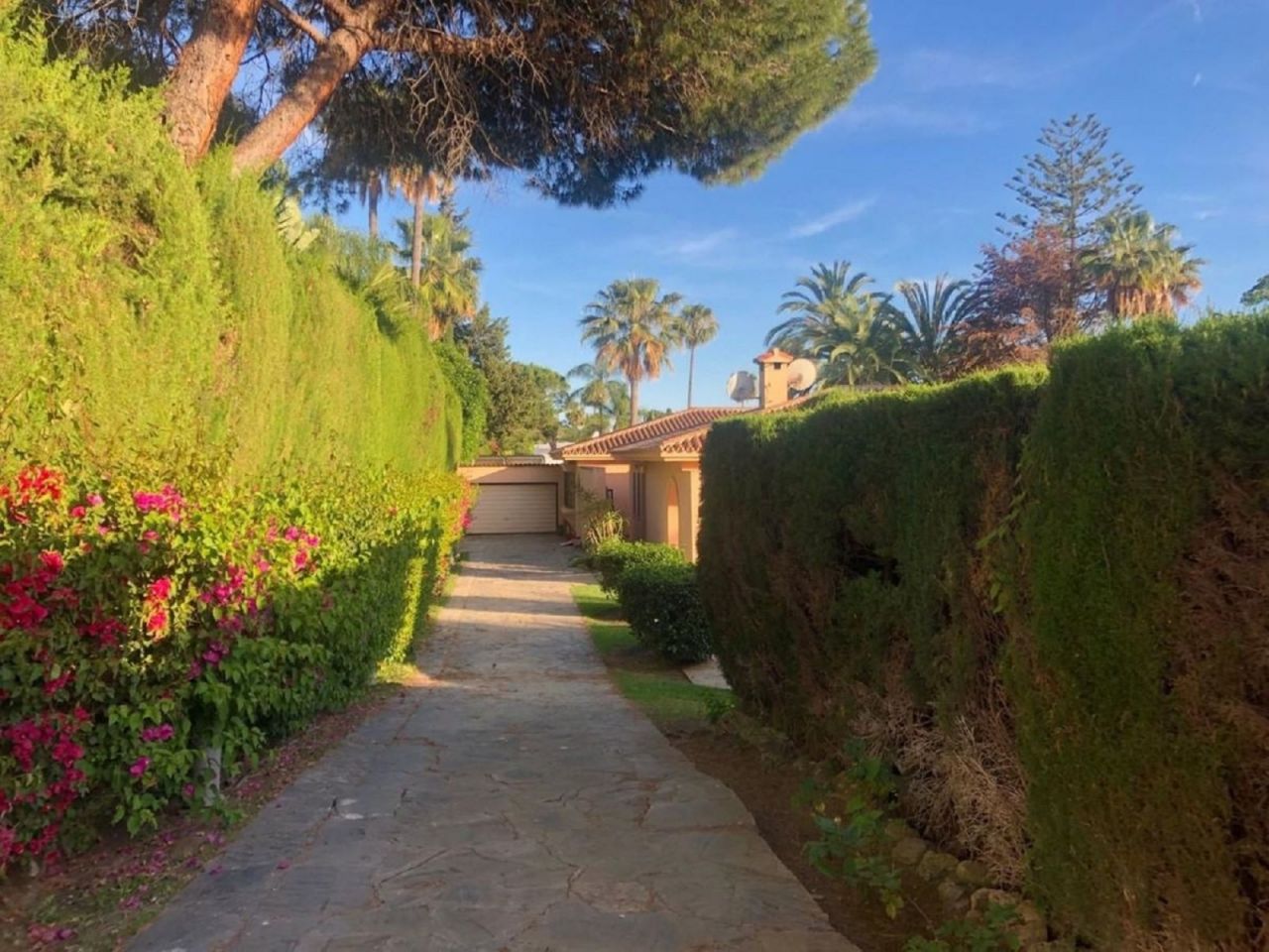 Spectacular villa in Aloha close to the golf course