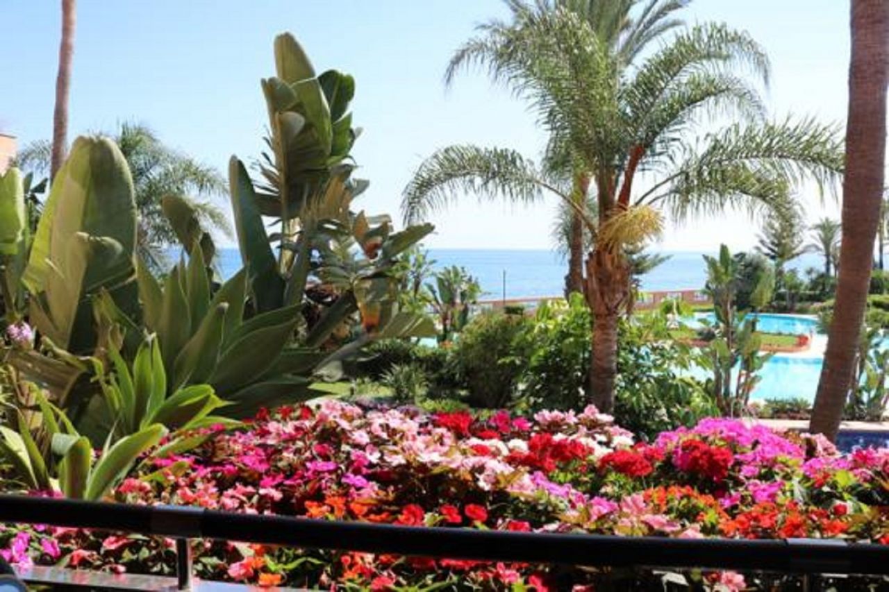 1st line Beach Luxury apartment with frontal sea views