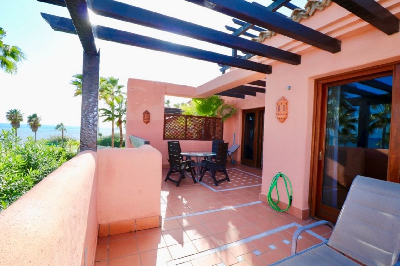 Fabulous Frontline Beach Apartment in Mar Azul 