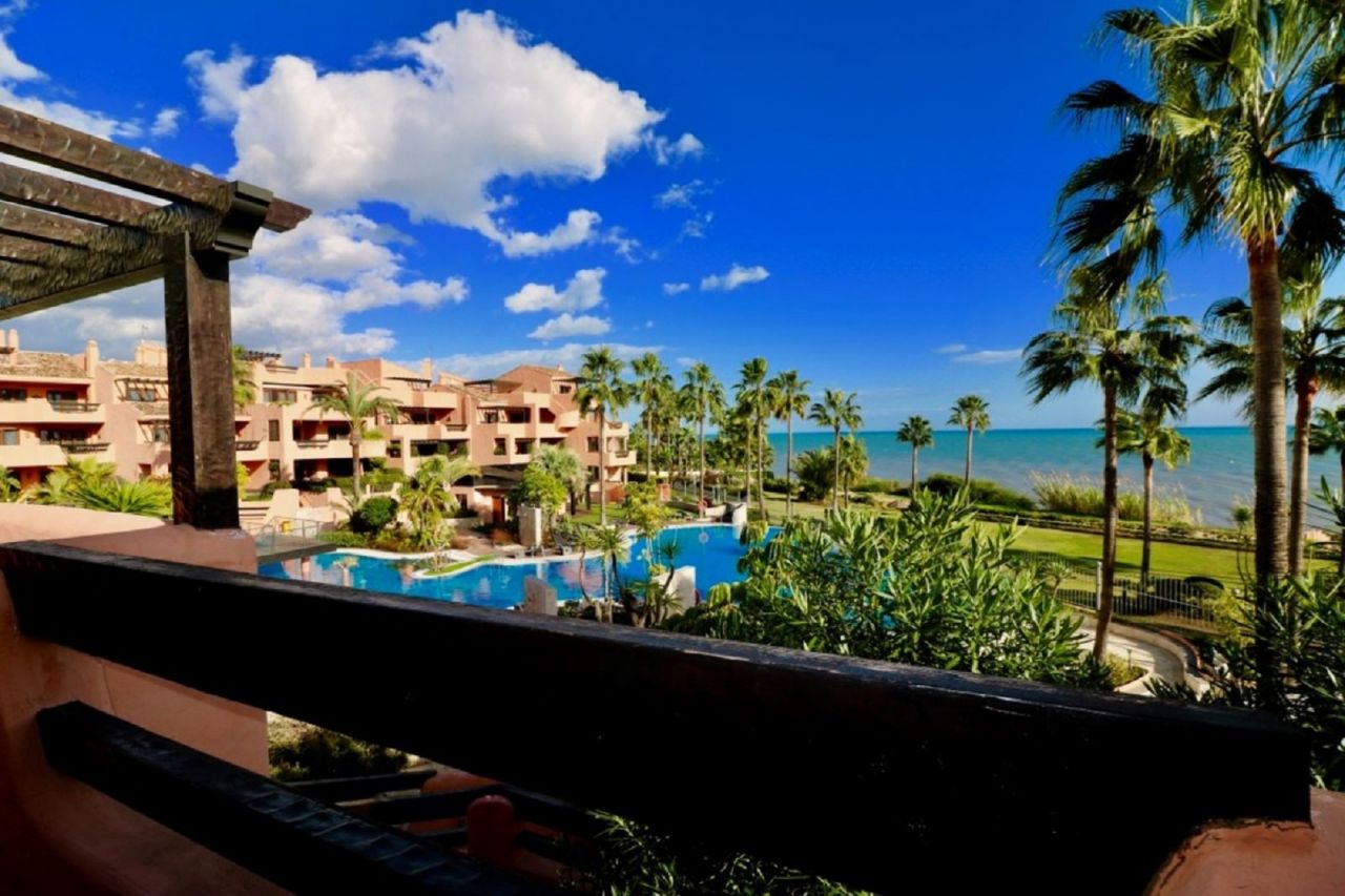 Fabulous Frontline Beach Apartment in Mar Azul 