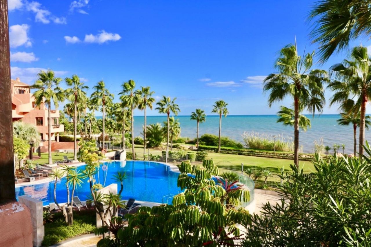 Fabulous Frontline Beach Apartment in Mar Azul 