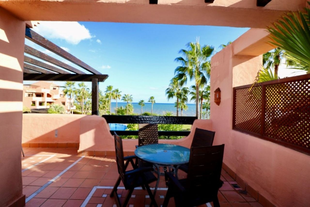 Fabulous Frontline Beach Apartment in Mar Azul 