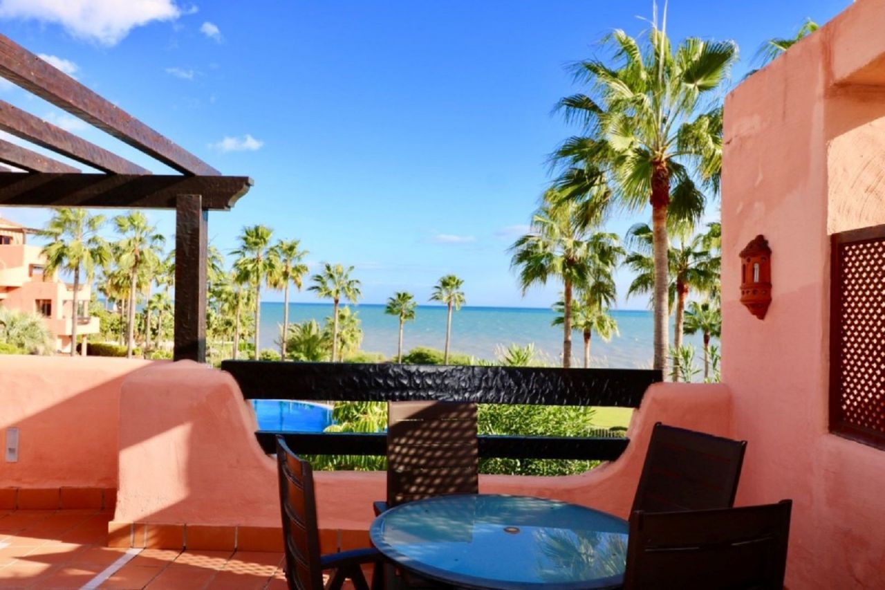 Fabulous Frontline Beach Apartment in Mar Azul 