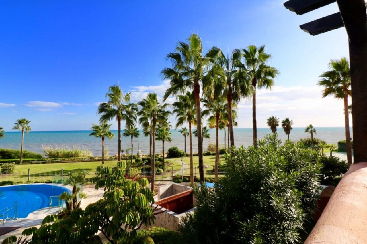 Fabulous Frontline Beach Apartment in Mar Azul 