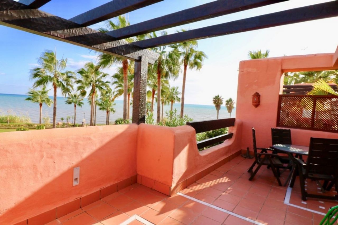 Fabulous Frontline Beach Apartment in Mar Azul 