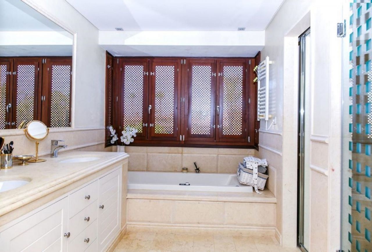 Amazing Beachside Apartment in Granados Playa