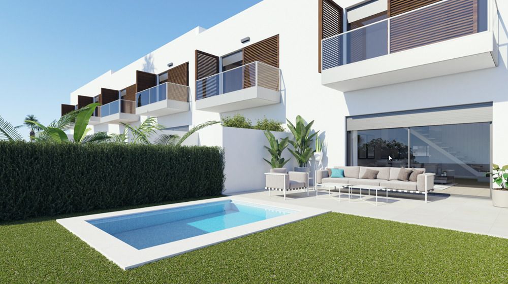 New Townhouses with sea views close to Sotogrande