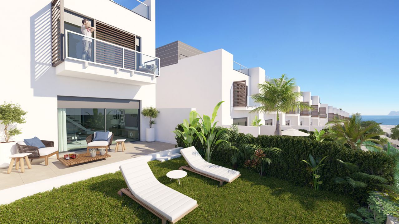 New Townhouses with sea views close to Sotogrande