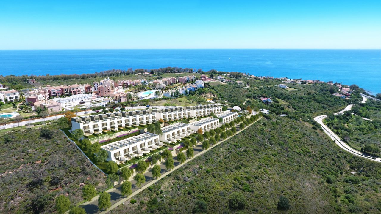 New Townhouses with sea views close to Sotogrande