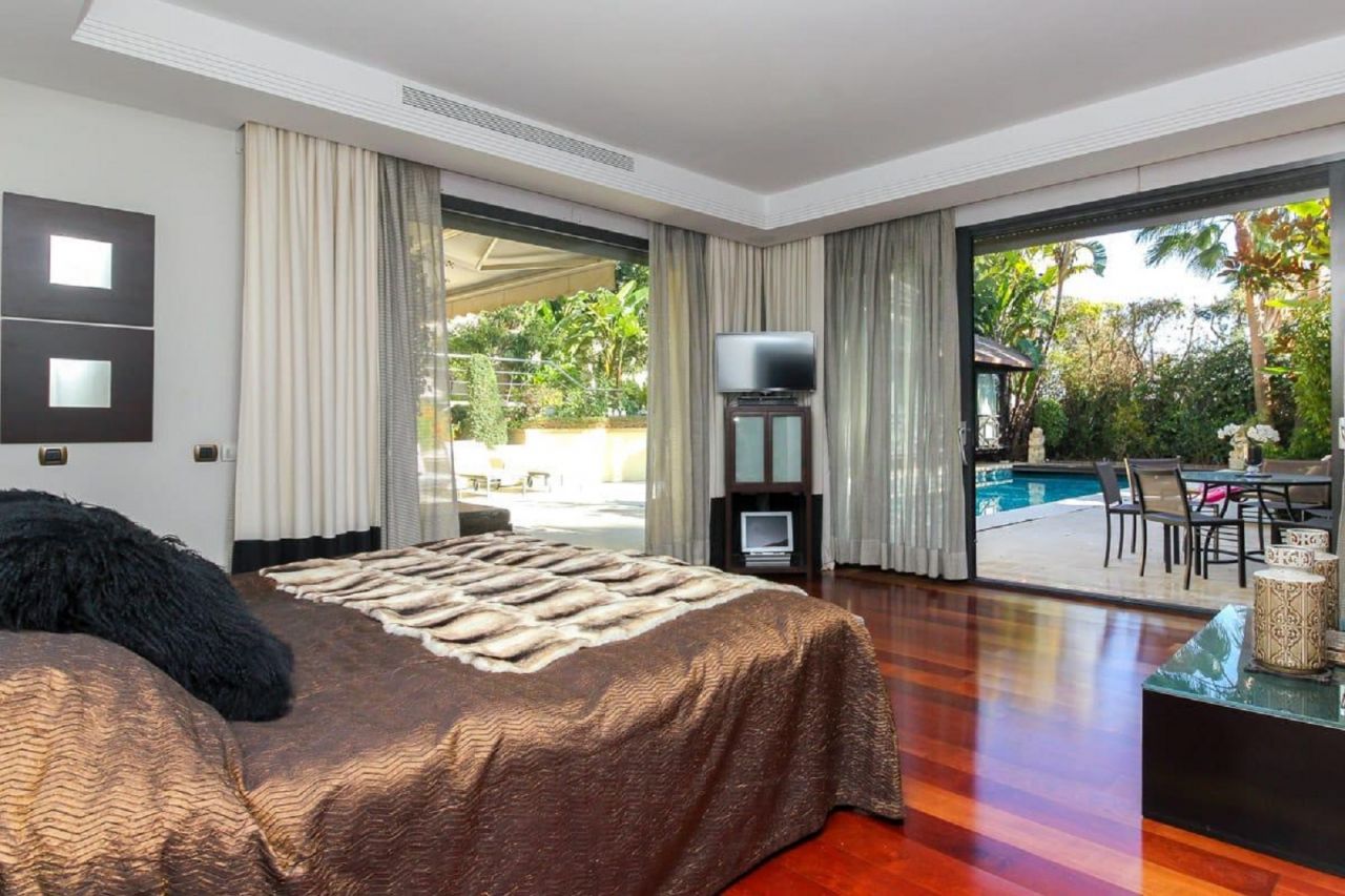 Fabulous Frontline Beach Duplex with sea views in Puerto Banus