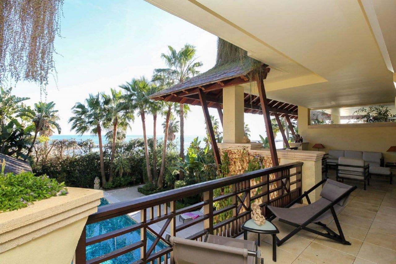 Fabulous Frontline Beach Duplex with sea views in Puerto Banus