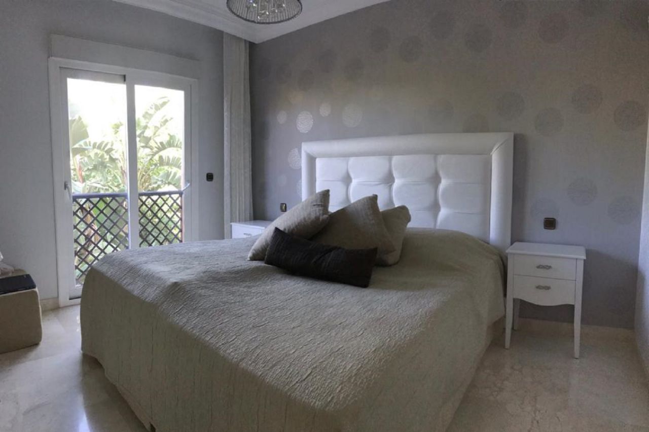 STUNNING LUXURY PENTHOUSE WITH SEA VIEWS