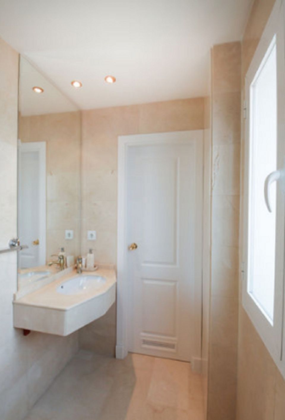 IMPRESSIVE APARTMENT CLOSE TO THE BEACH