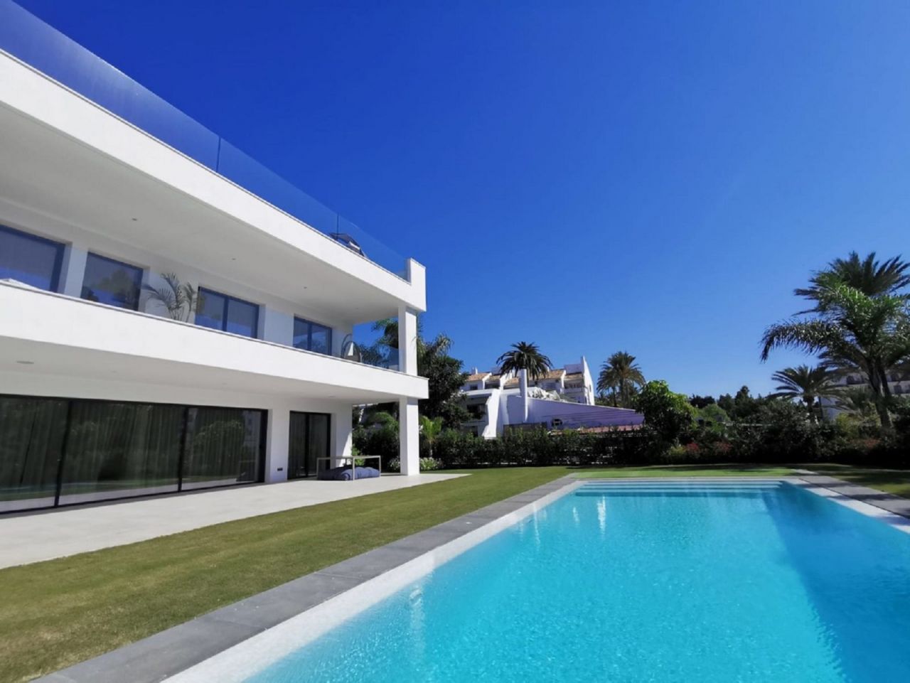 CONTEMPORARY STYLE VILLA IN PUERTO BANUS