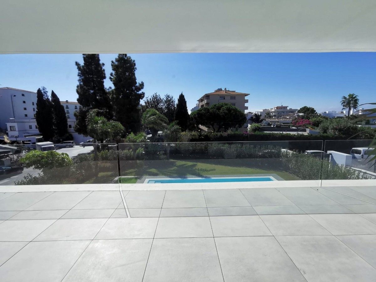 CONTEMPORARY STYLE VILLA IN PUERTO BANUS