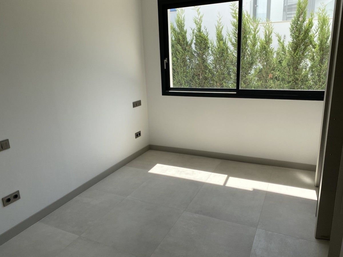 CONTEMPORARY STYLE VILLA IN PUERTO BANUS