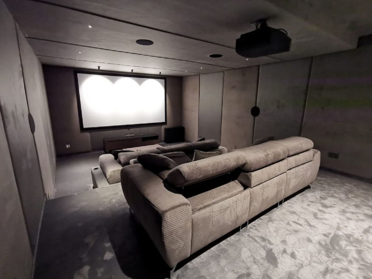 CONTEMPORARY STYLE VILLA IN PUERTO BANUS