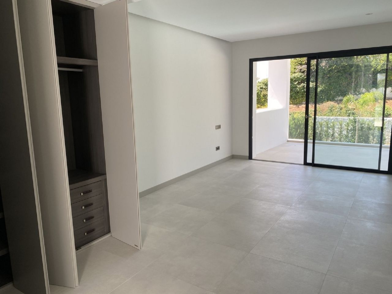 CONTEMPORARY STYLE VILLA IN PUERTO BANUS