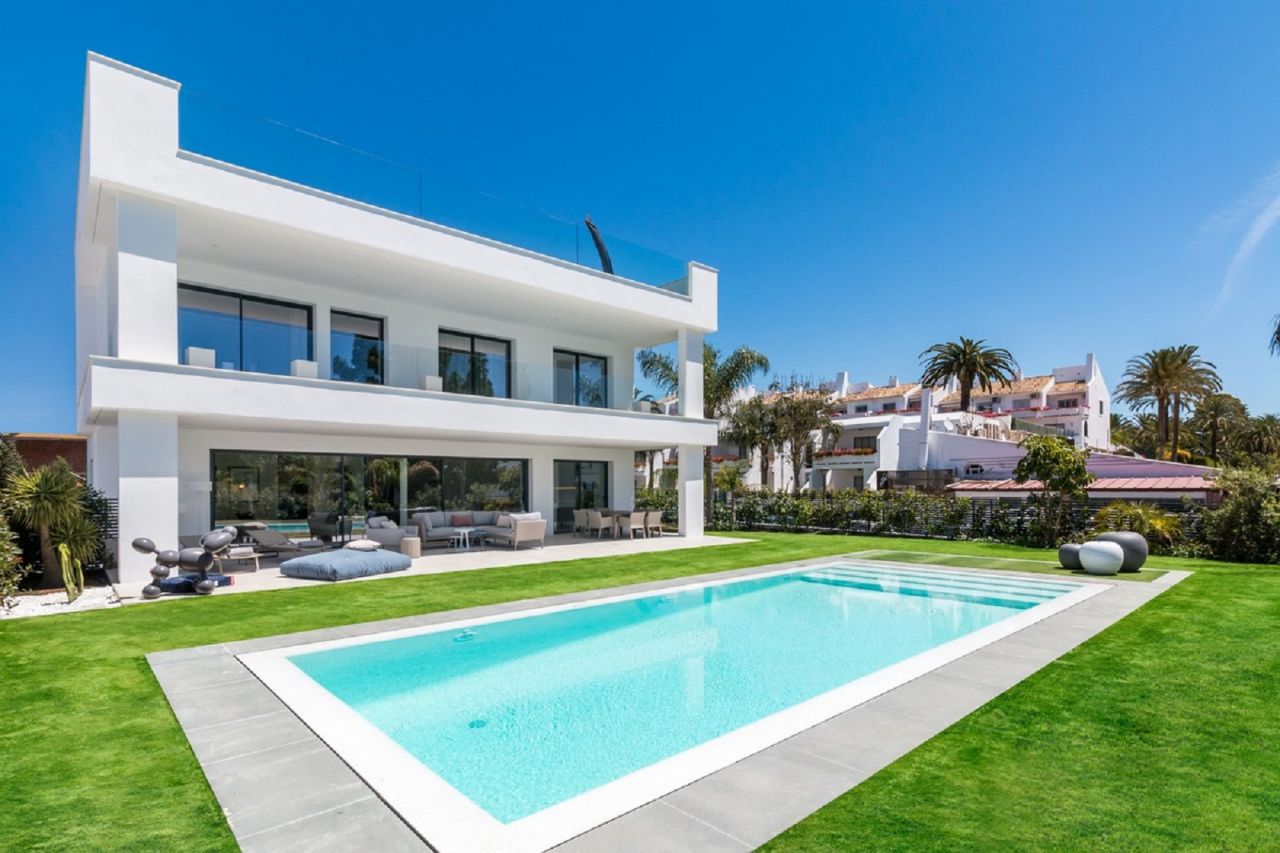 CONTEMPORARY STYLE VILLA IN PUERTO BANUS