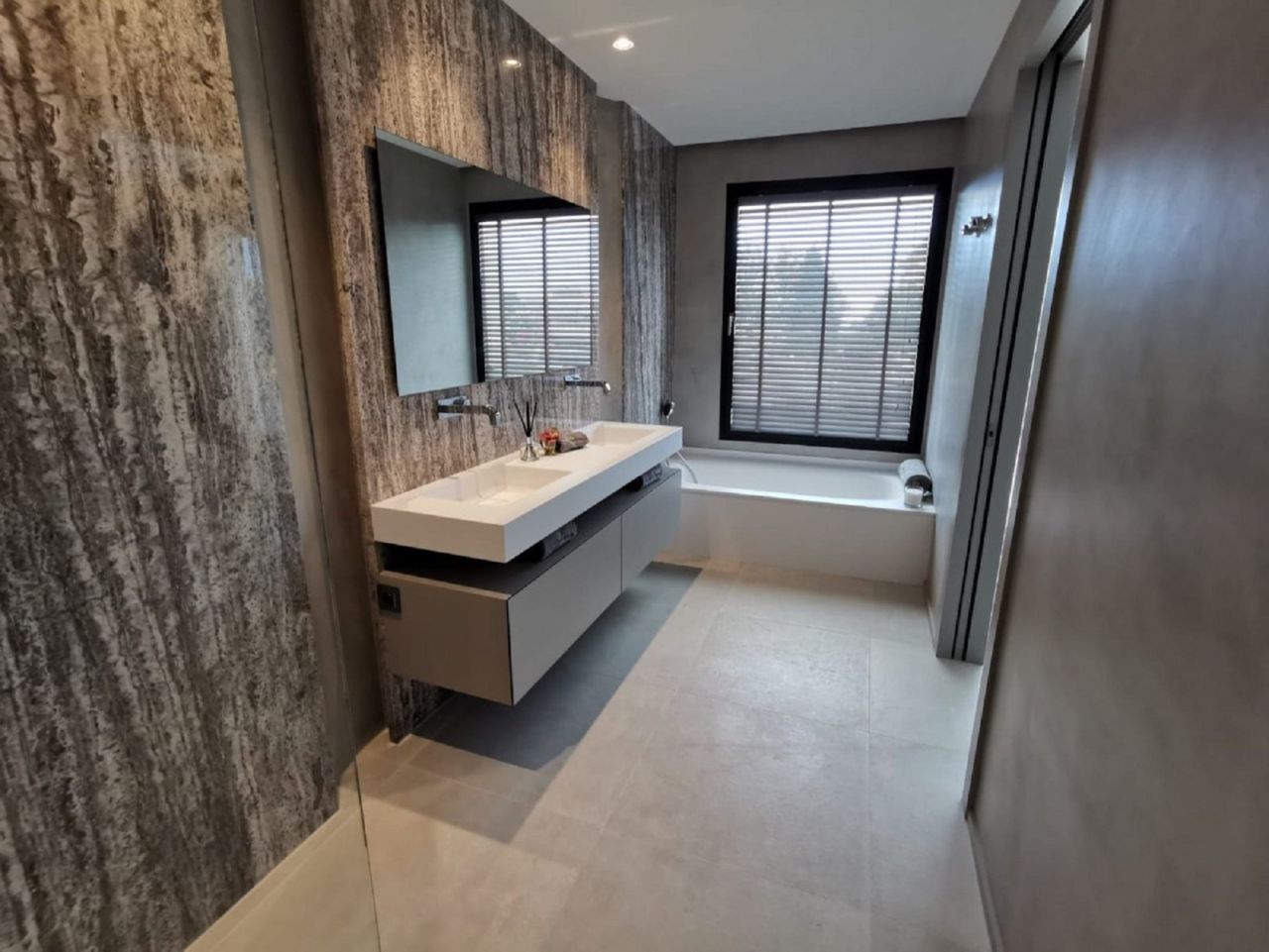 CONTEMPORARY STYLE VILLA IN PUERTO BANUS