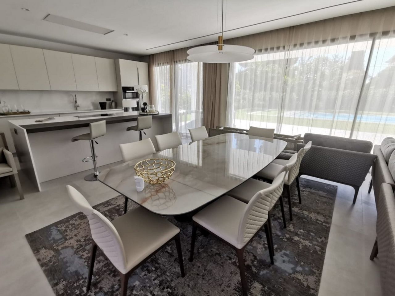 CONTEMPORARY STYLE VILLA IN PUERTO BANUS