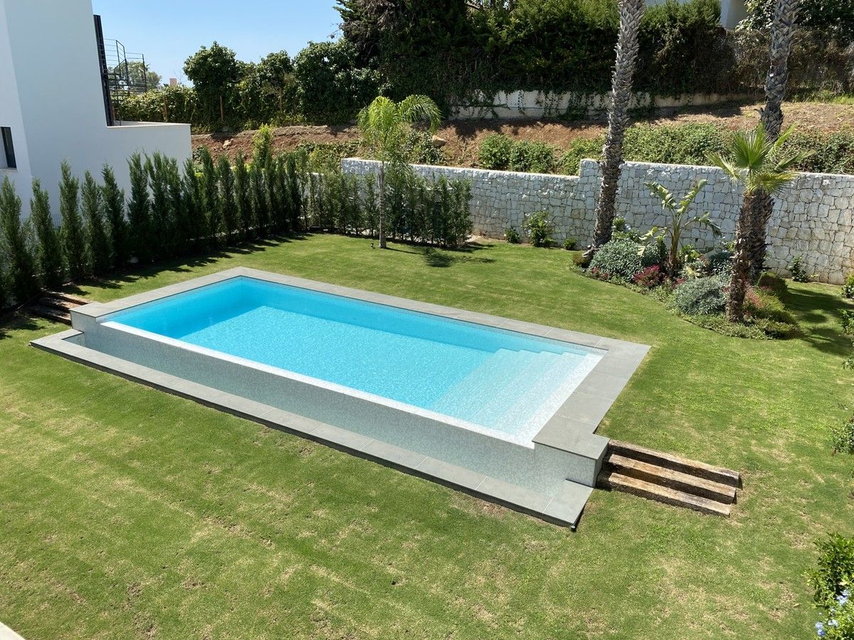 CONTEMPORARY STYLE VILLA IN PUERTO BANUS