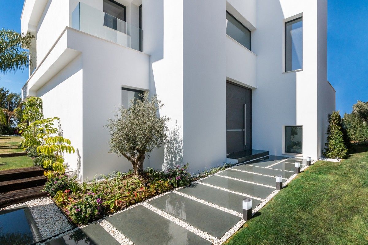 CONTEMPORARY STYLE VILLA IN PUERTO BANUS