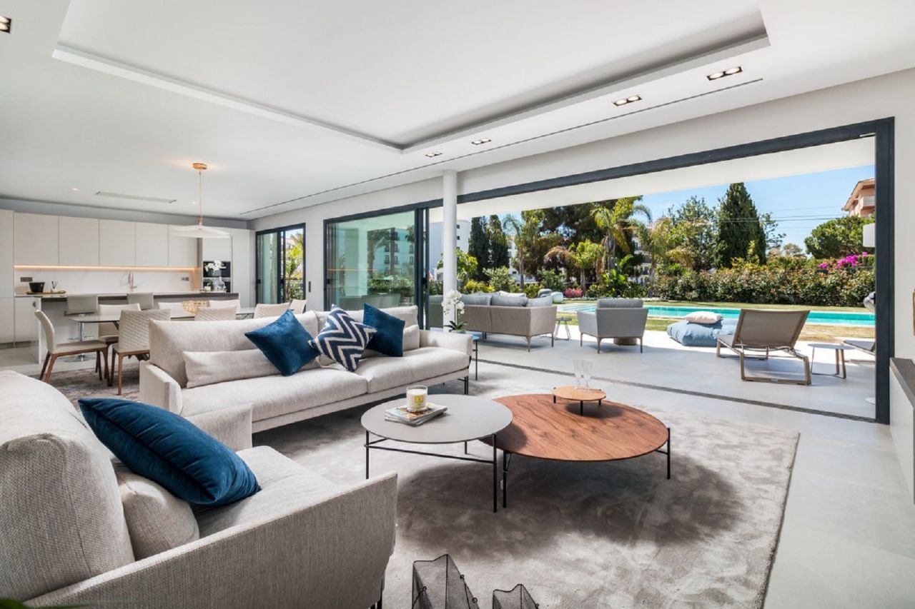 CONTEMPORARY STYLE VILLA IN PUERTO BANUS